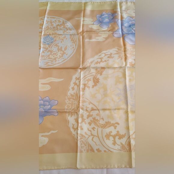 Marja Kurki Large Vintage Floral Silk Scarf w/ Pastel Accents Rolled Hem - Picture 3 of 16
